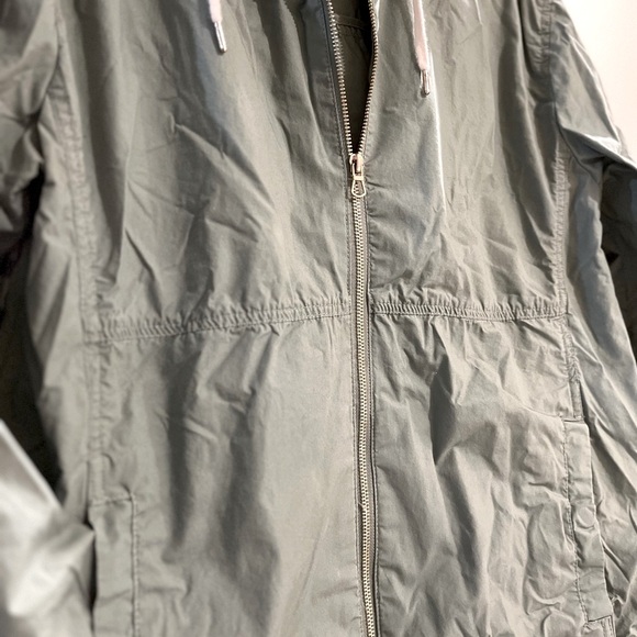 NWOT Forever 21 green lightweight coat size medium with gold hardware - Picture 7 of 11